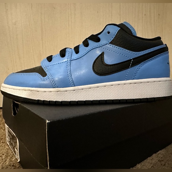 Jordan 1 Low UNC Black (GS) - Picture 9 of 11